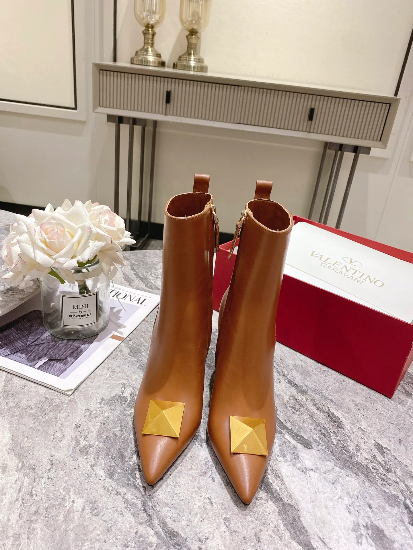 👟👟Ex-factory price 540👟👟 Genuine leather sole +40 [Valentino] Valentino autumn and winter fashion women's boots: comfortable and versatile, making your legs look longer! Fabric: Imported first-layer cowhide ⚡With inner zipper version ⚡The lining and feet are all high-end sheepskin! Outsole: There are two options: non-slip and wear-resistant rubber outsole and Italian leather outsole ~ equipped with Warren's [Pyramid] special buckle that will not rust. Number of yards: 35−41 (customized for sizes 34-42): rubber sole, - genuine leather sole +40